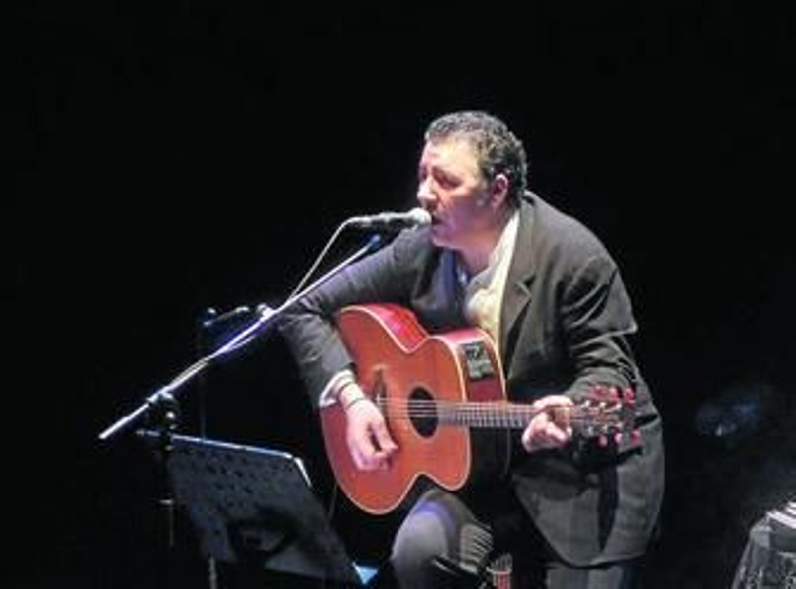 Carlos Goñi tocando la guitarra y cantando las canciones de siempre.