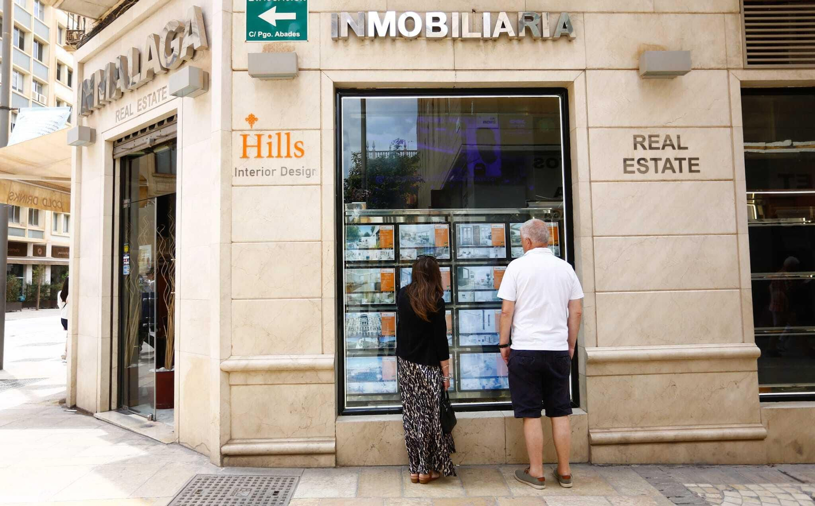 Dos personas en una inmobiliaria este martes en el centro de Málaga.