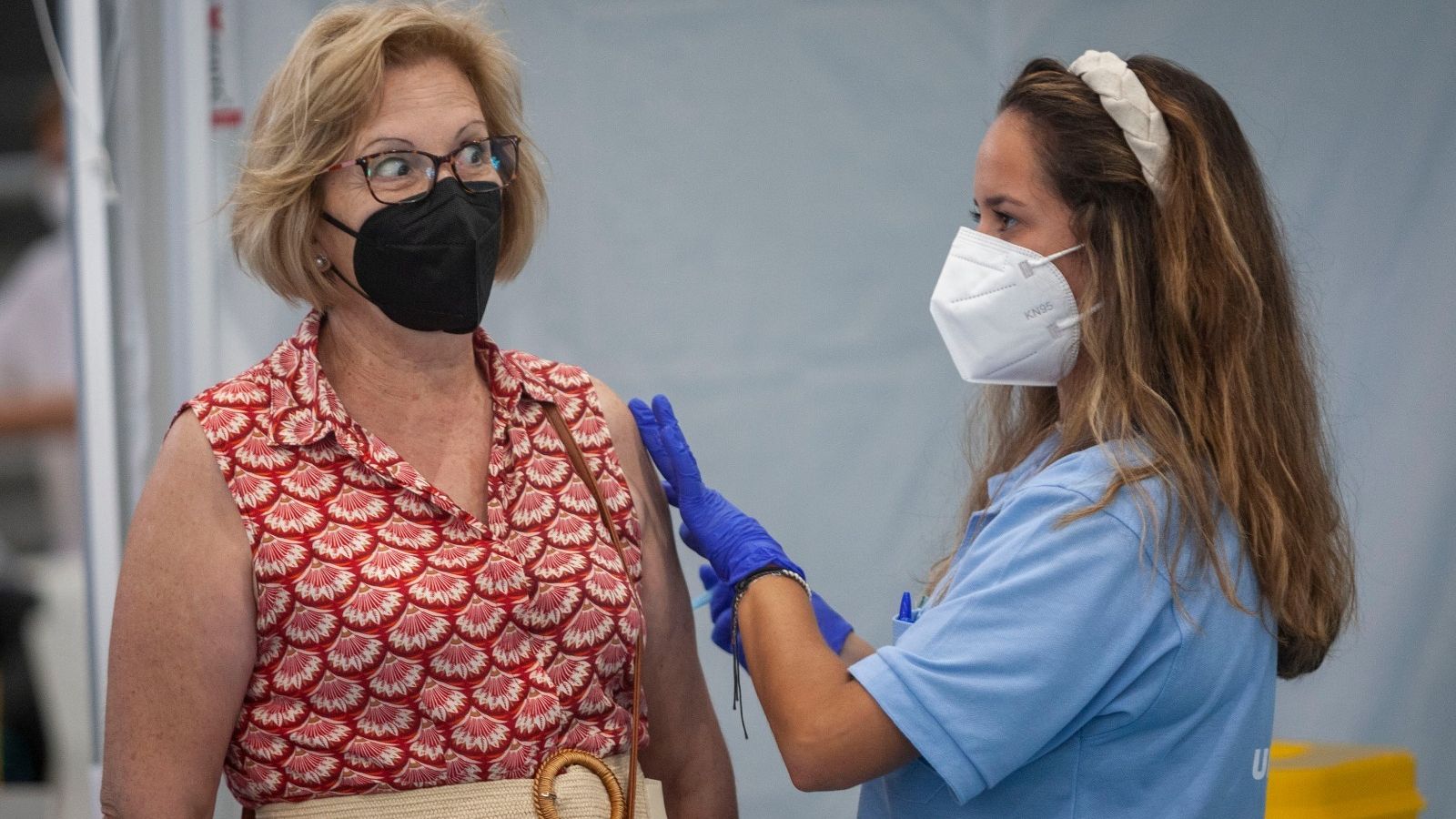 Una mujer recibe la vacuna en las instalaciones del pabellón Enrique Márquez.