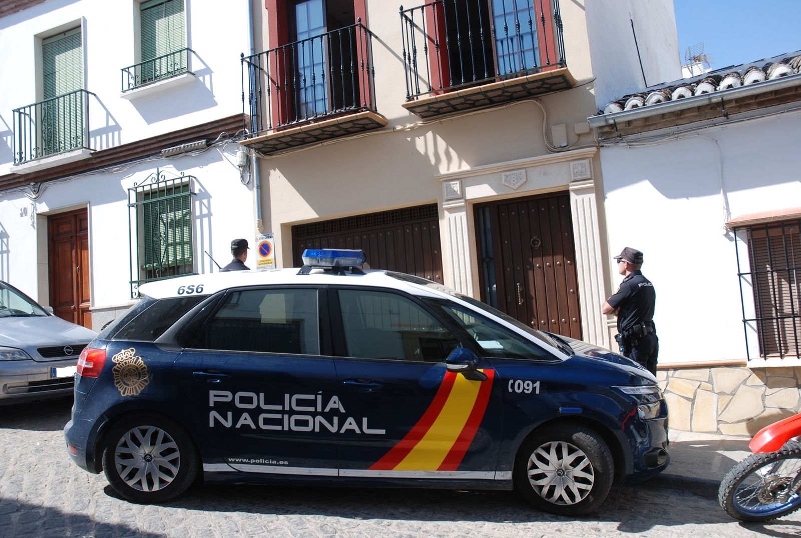 Una patrulla de la Policía Nacional, en la puerta de la vivienda afectada.
