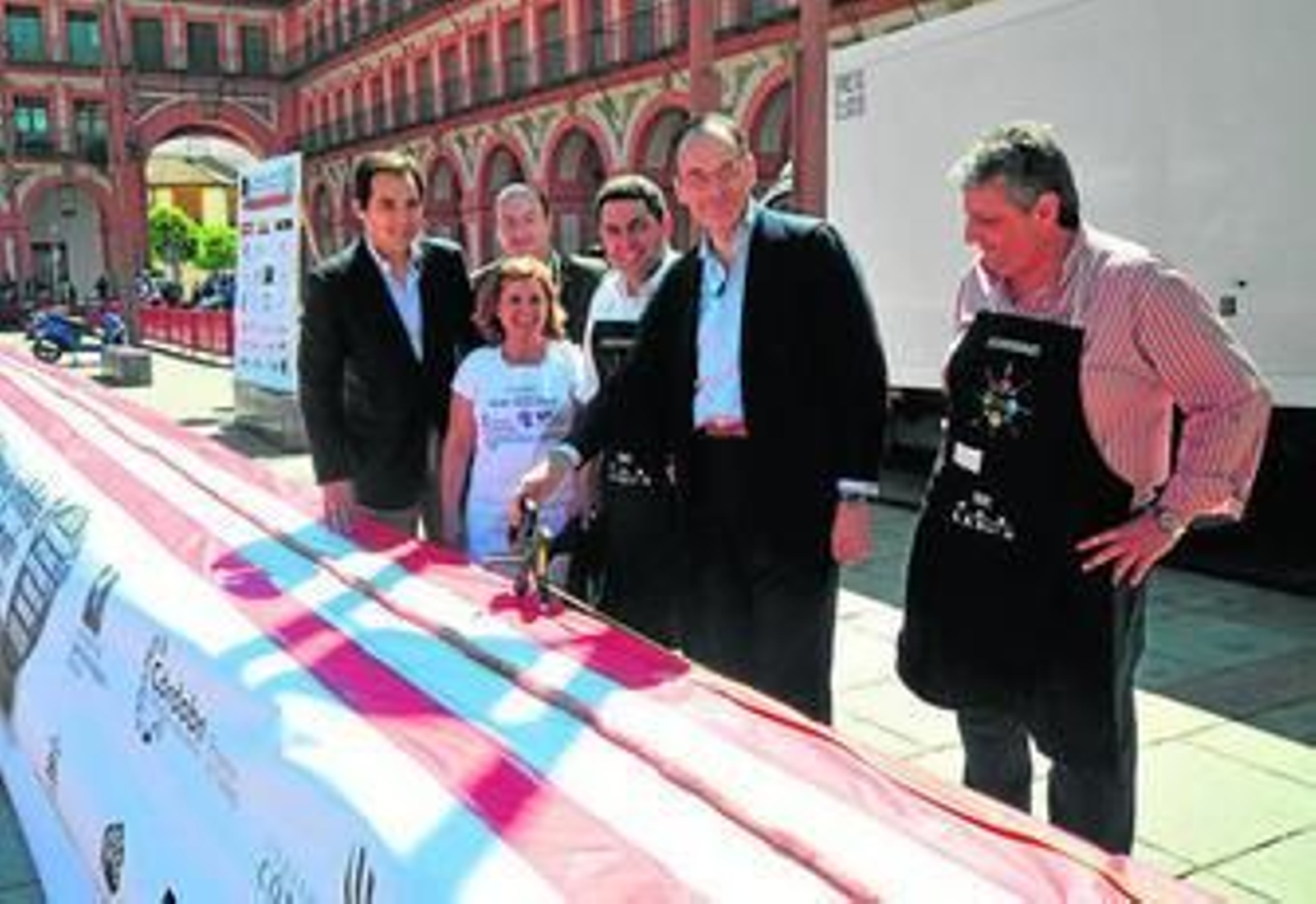 El notario mide el flamenquín en presencia de lo organizadores y el alcalde.