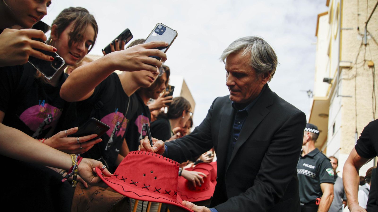 Viggo Mortensen firmando autógrafos y haciéndose fotos con el público.