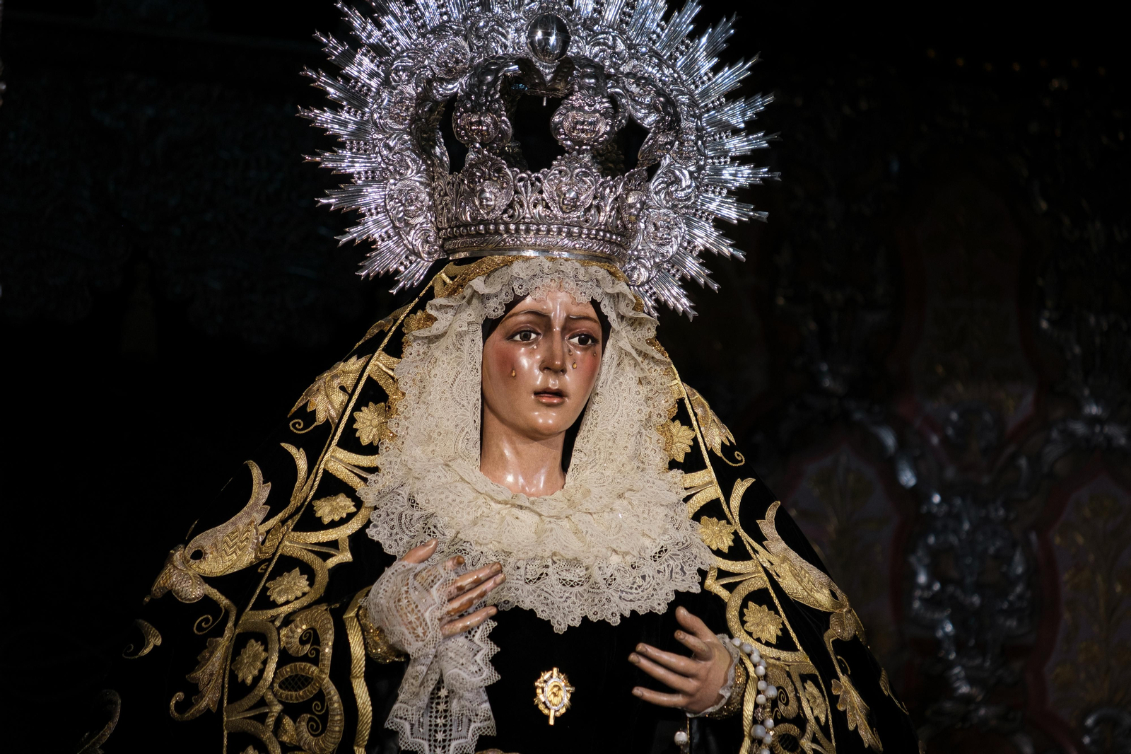 La Esperanza Macarena se viste de luto por el mes de los difuntos