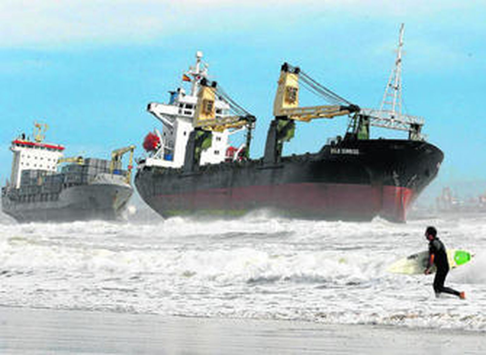 El 'Celia' y el 'BSLE Sunrise', varados en la playa de El Saler (Valencia).