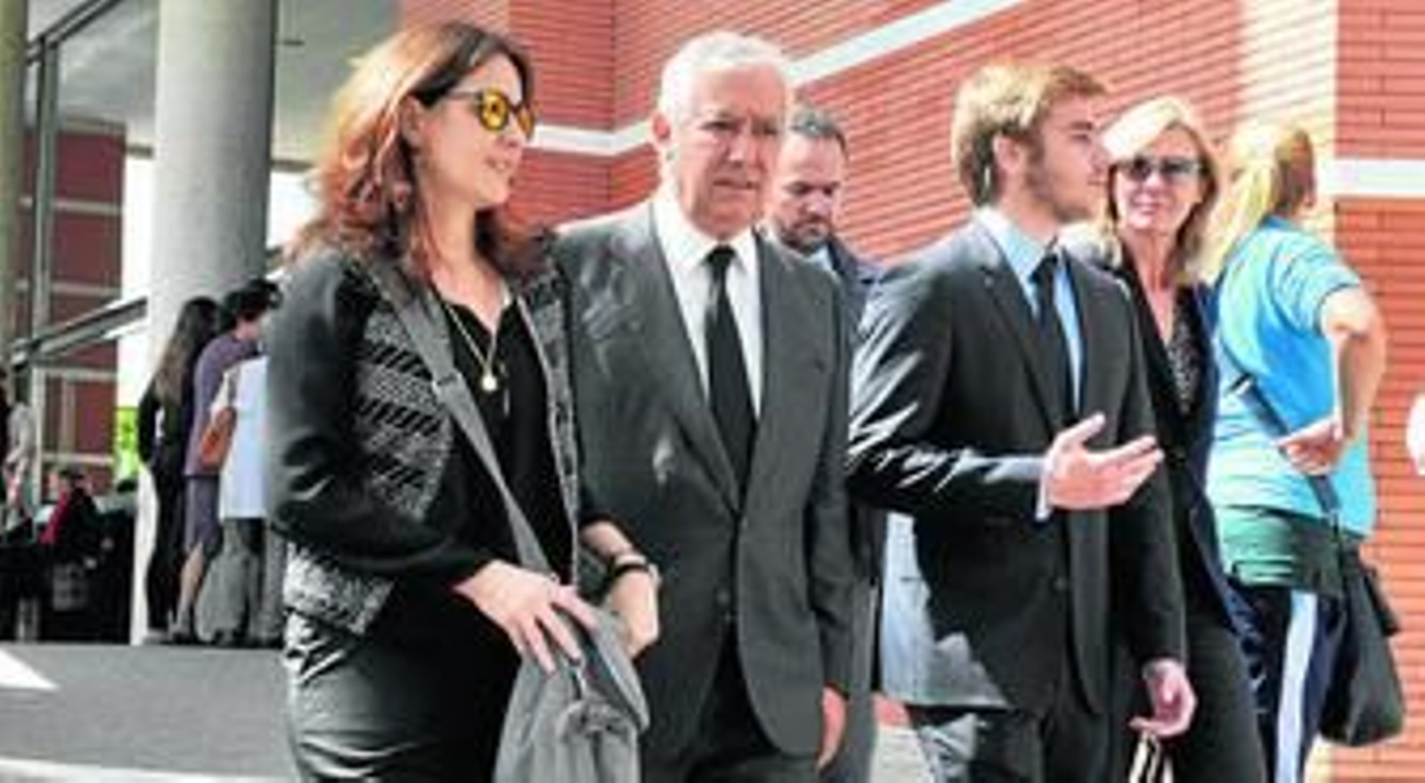 Macarena Olivencia, hermana del fallecido, junto a su marido, Javier Arenas, y su hijo mayor acompañaron a la familia.