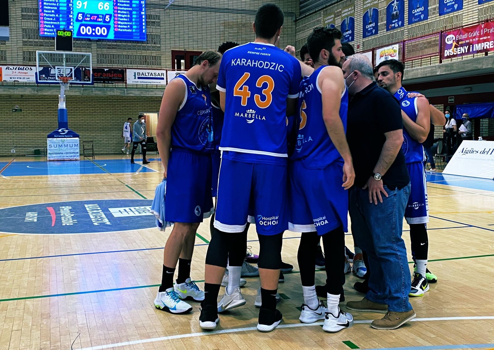 Piña de los jugadores del CB Marbella en el Joan Busquets.