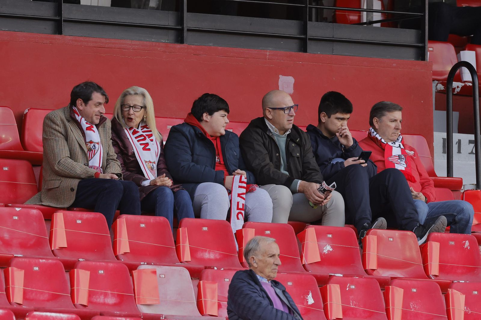 Búscate en las fotos del Sevilla -Betis