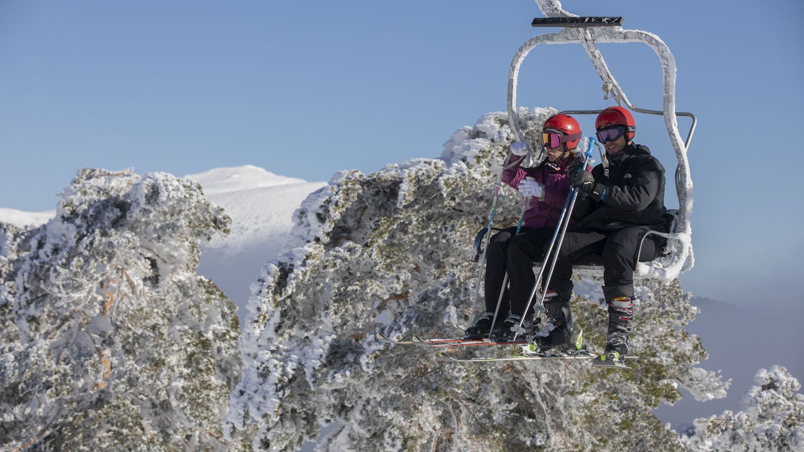 Turistas, preparados para esquiar en Sierra Nevada.