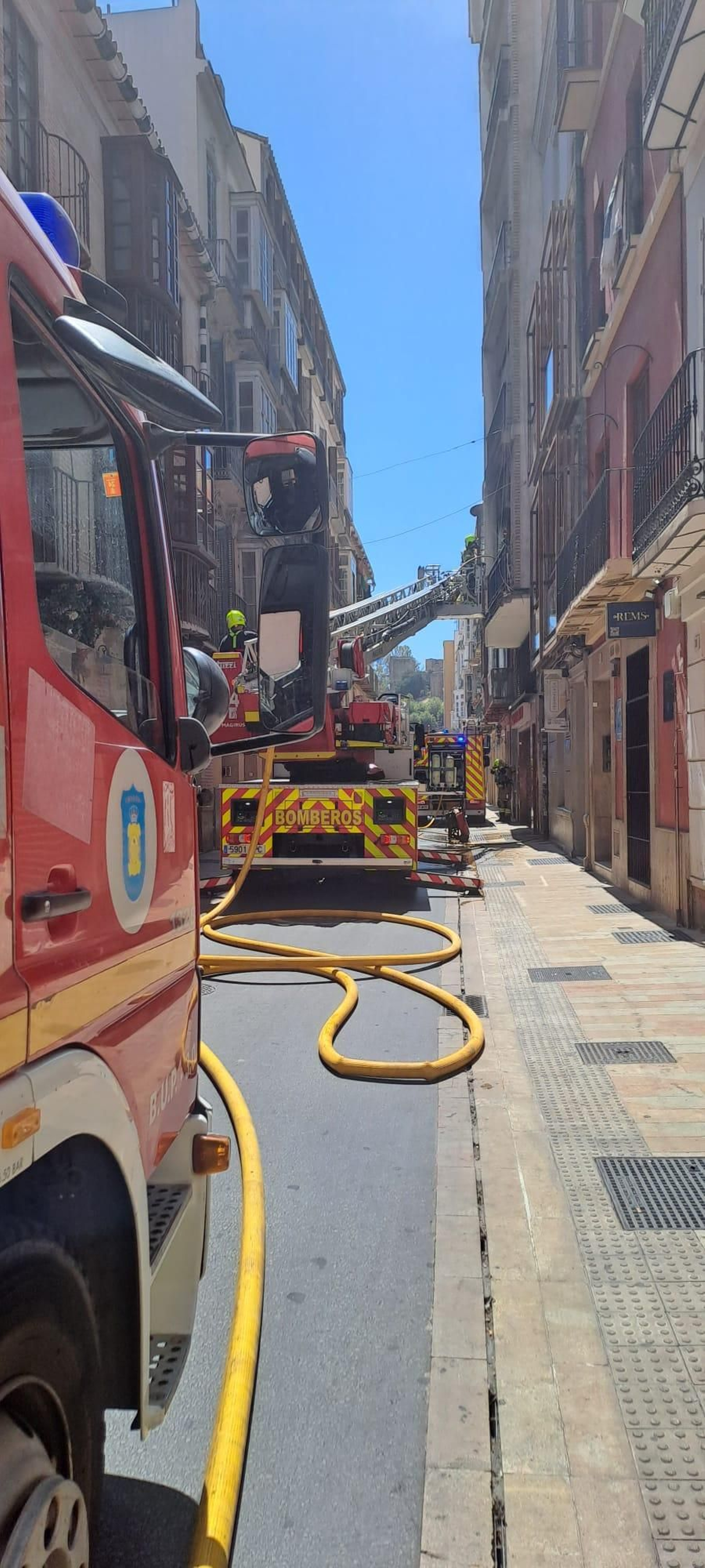 Un camión de Bomberos de Málaga en el lugar del incendio.