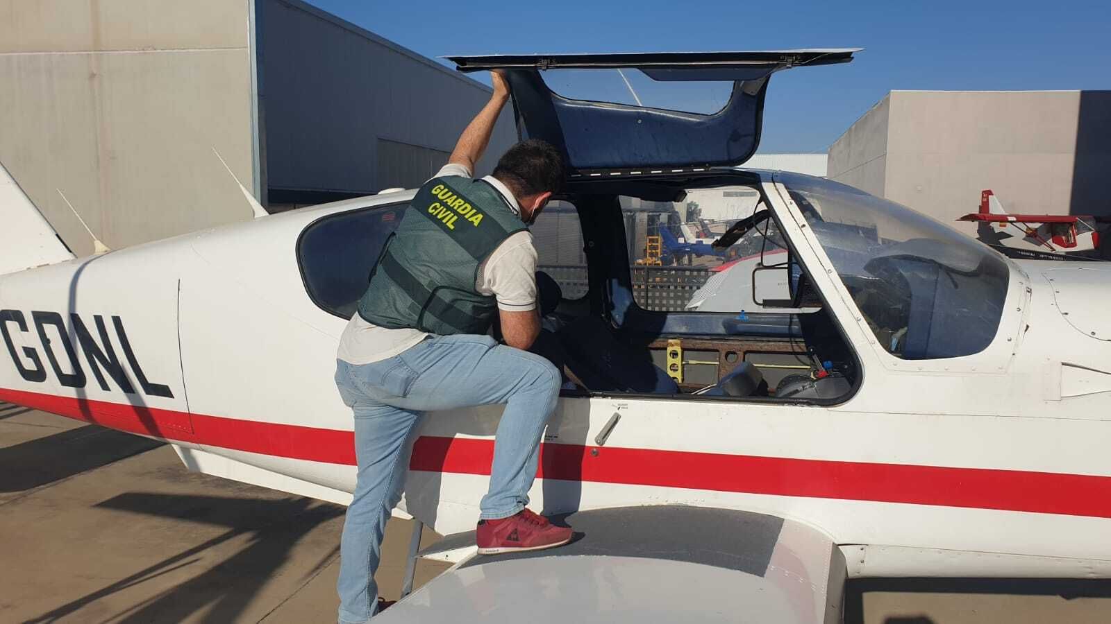 Un agente del OCON Sur de la Guaria Civil inspeccionando una avioneta.
