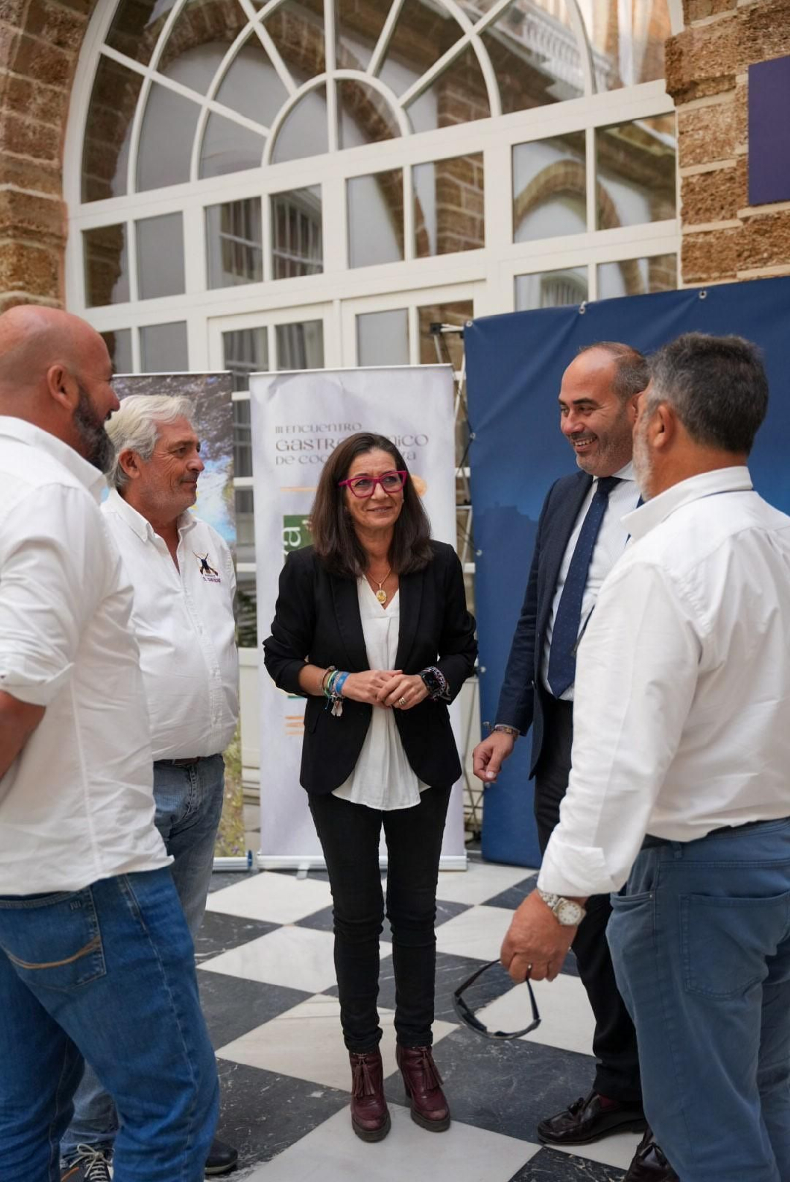 Ana Moreno, junto a varios de los protagonistas del encuentro, en Diputación.