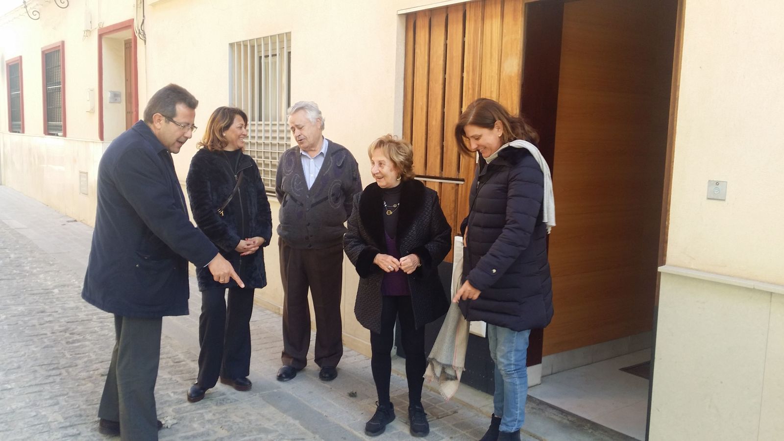Alberto Díaz (i), con vecinos de la calle.