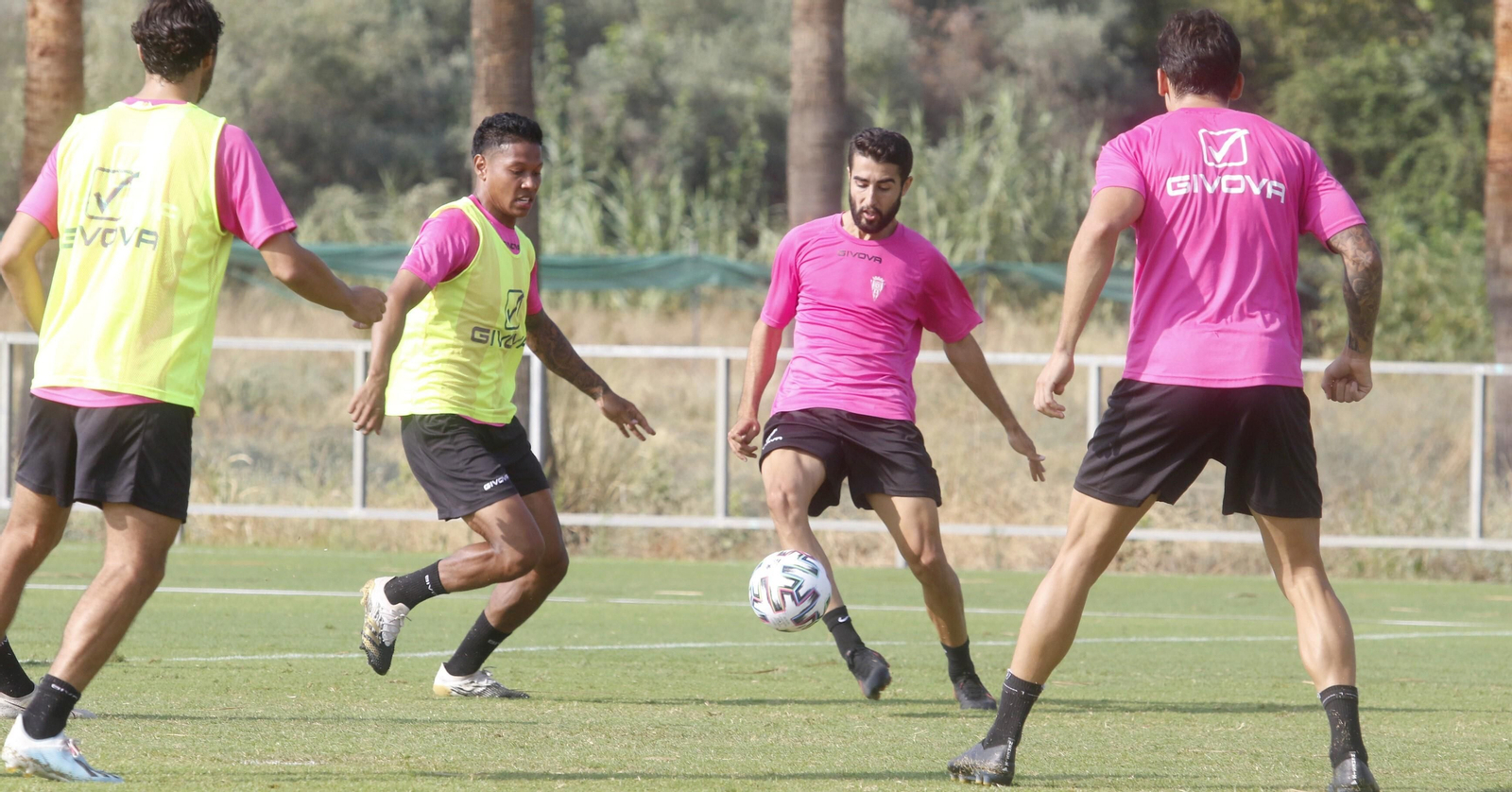 Núñez golpea el balón en un entrenamiento, ante la presión de Sidoel.