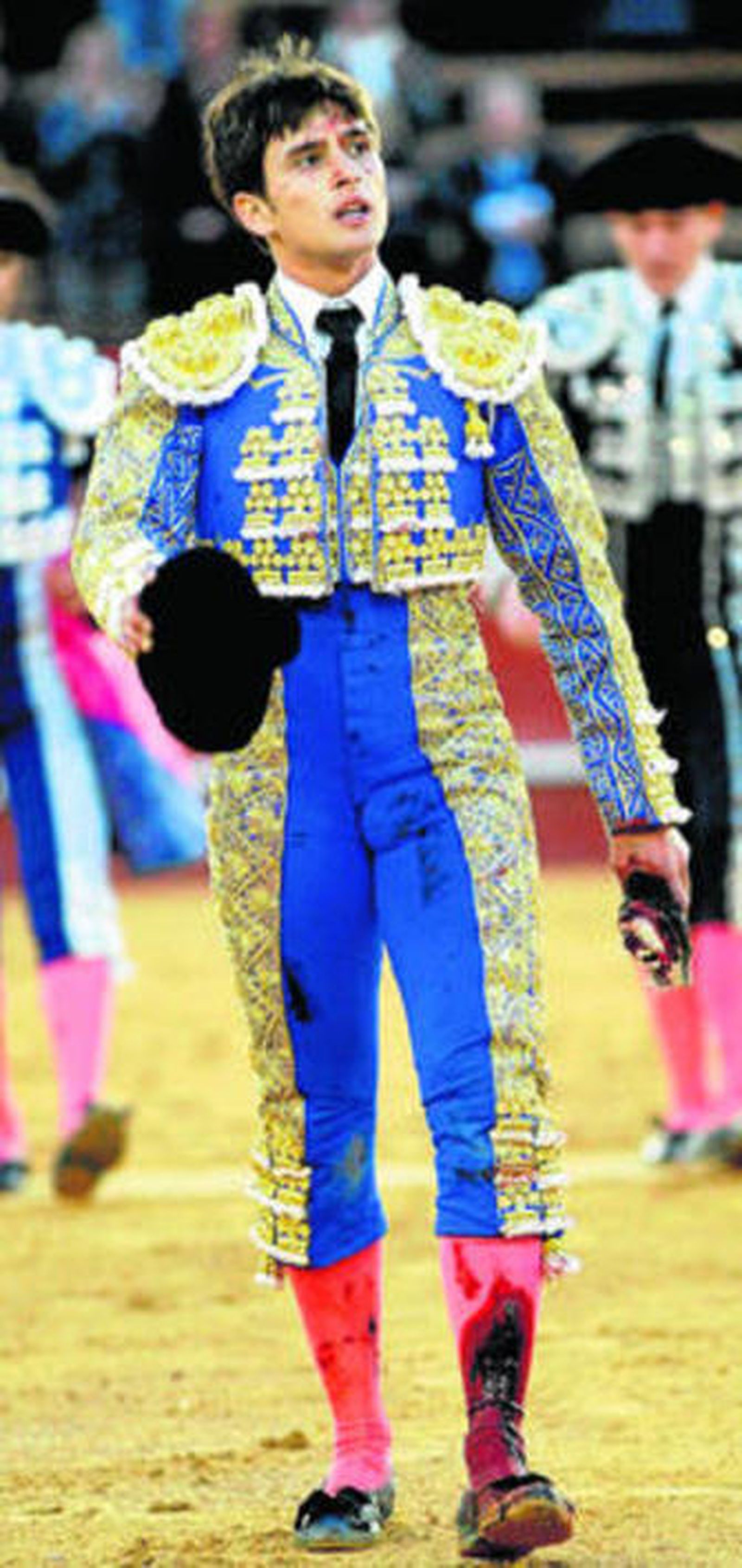 Alberto Aguilar, con el trofeo del sexto, camino de la enfermería.