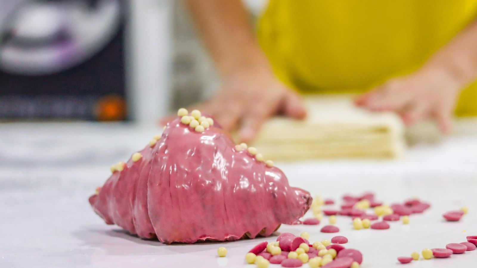 Croissant rosa de La Esencia.