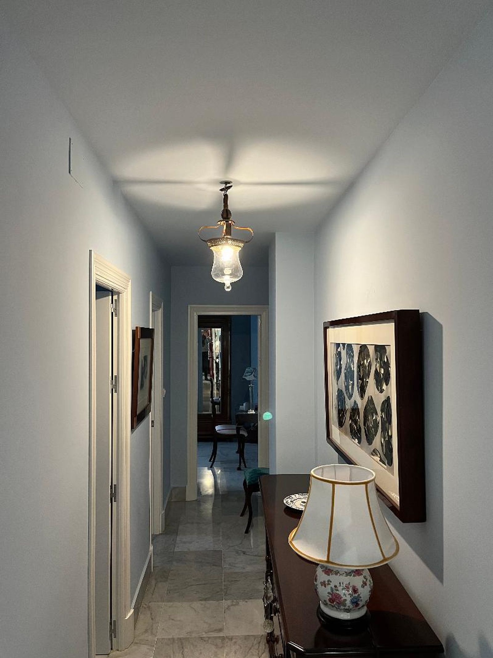 Pasillo con cómoda de caoba.