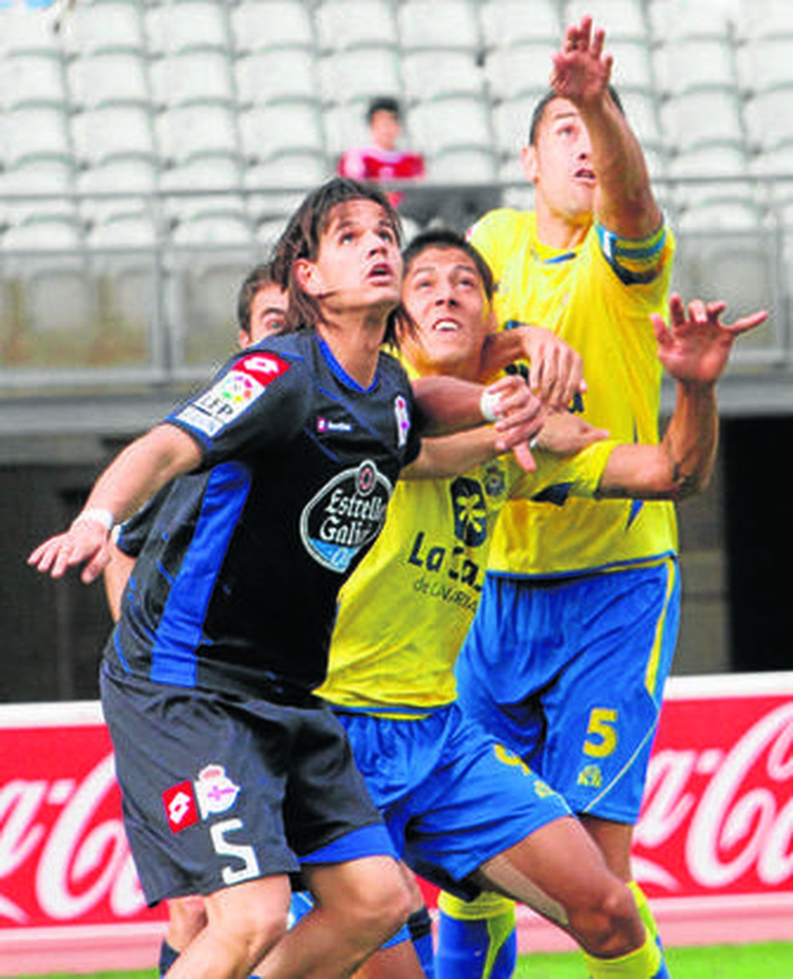 Mauro Quiroga y David García tratan de ganar la posición al deportivista Zé Castro.