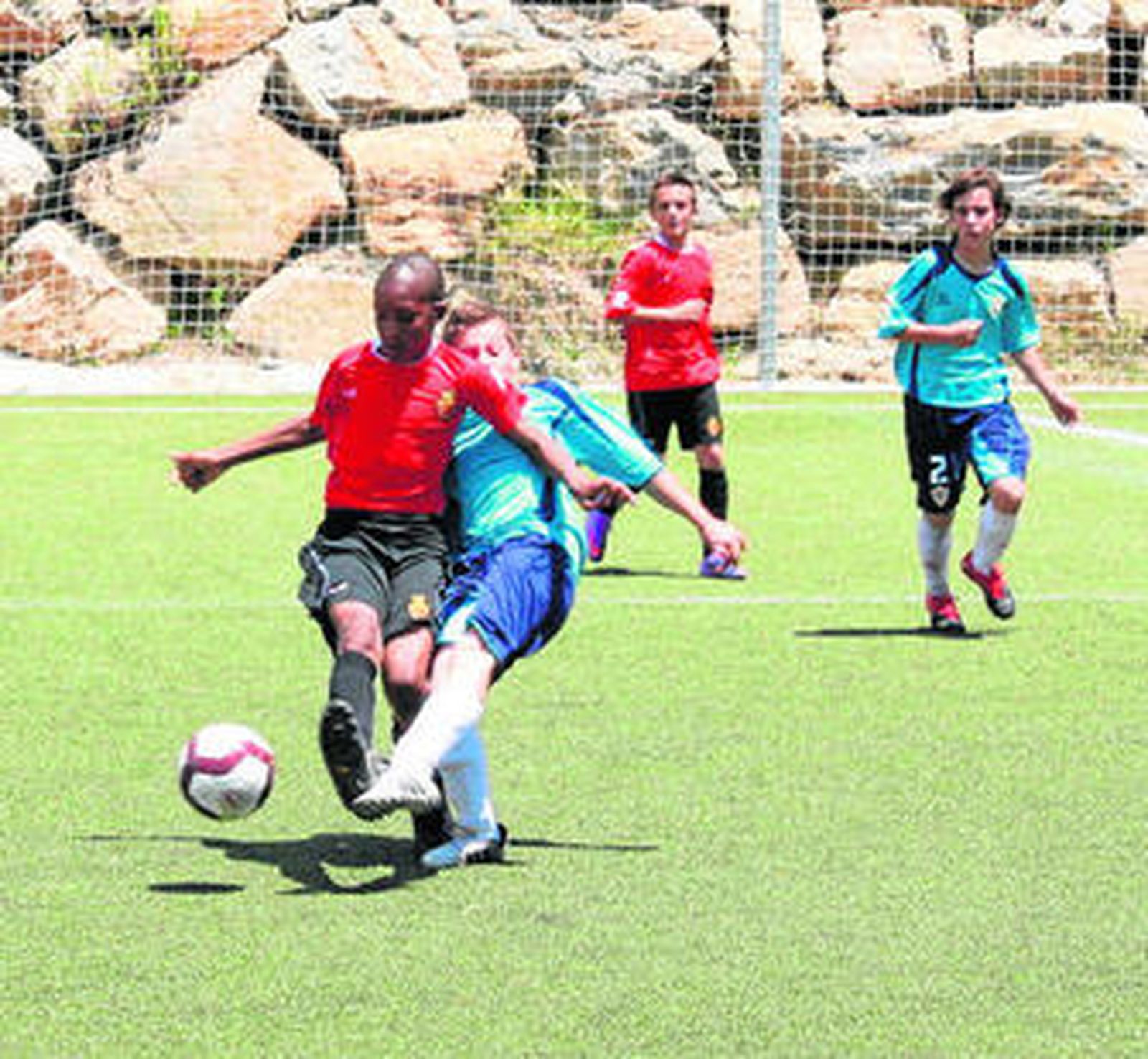 Un jugador de la Unión Deportiva Almería intenta robar el esférico a un rival.