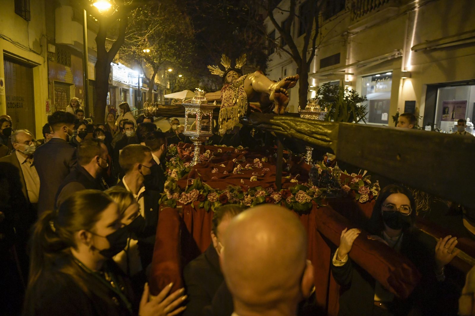 Los vía crucis del Viernes de Dolores, en imágenes