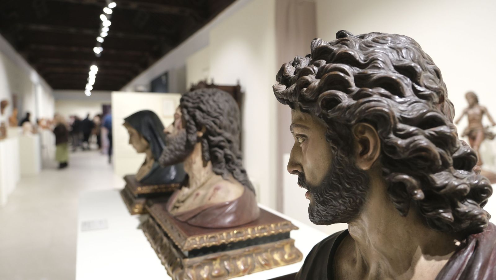 Las fotos de la exposición del escultor e imaginero Luis Álvarez Duarte en el MUREC