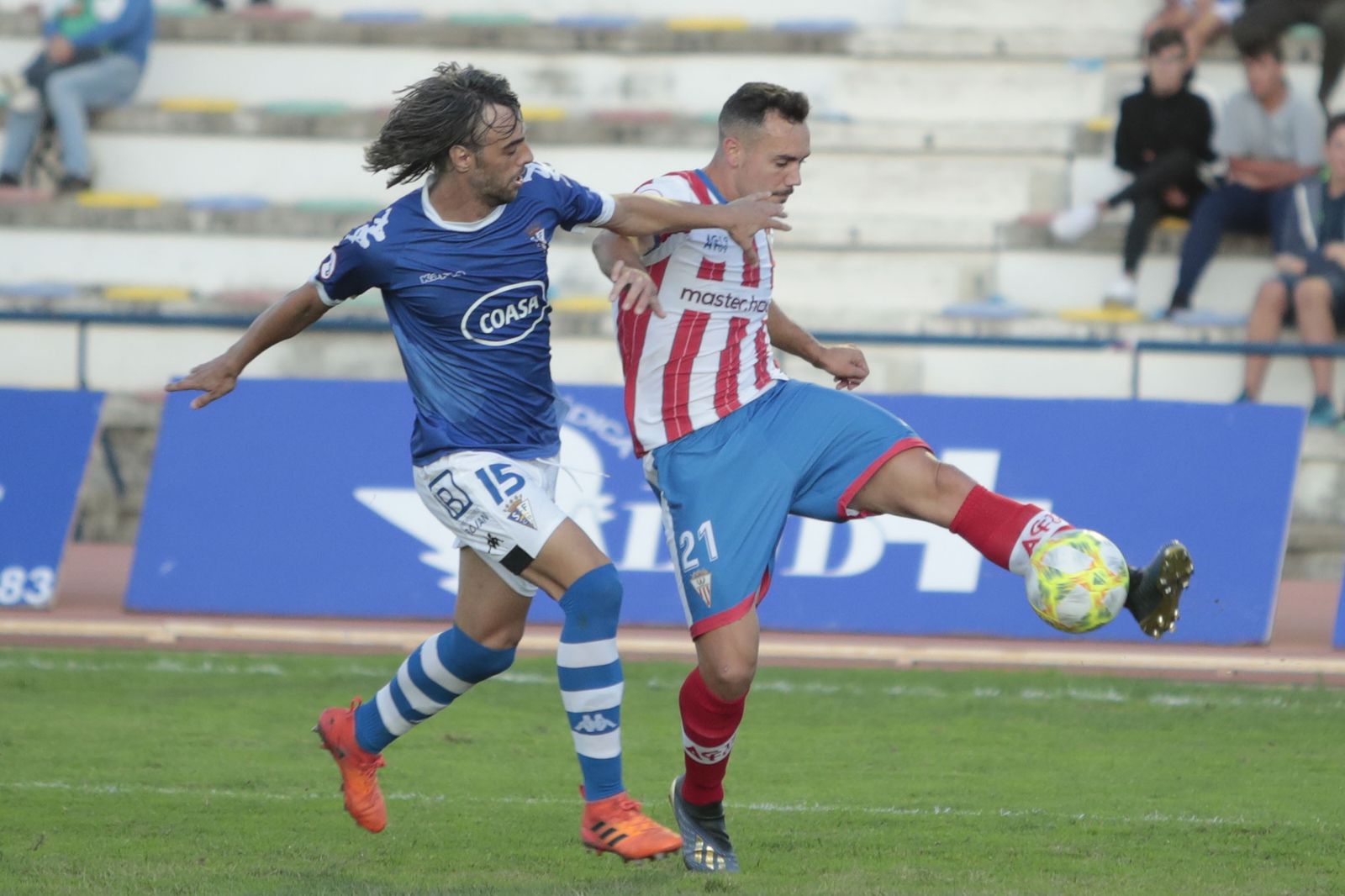 Lolo Guerrero trata de taponar el centro del algecirista Antonio López.