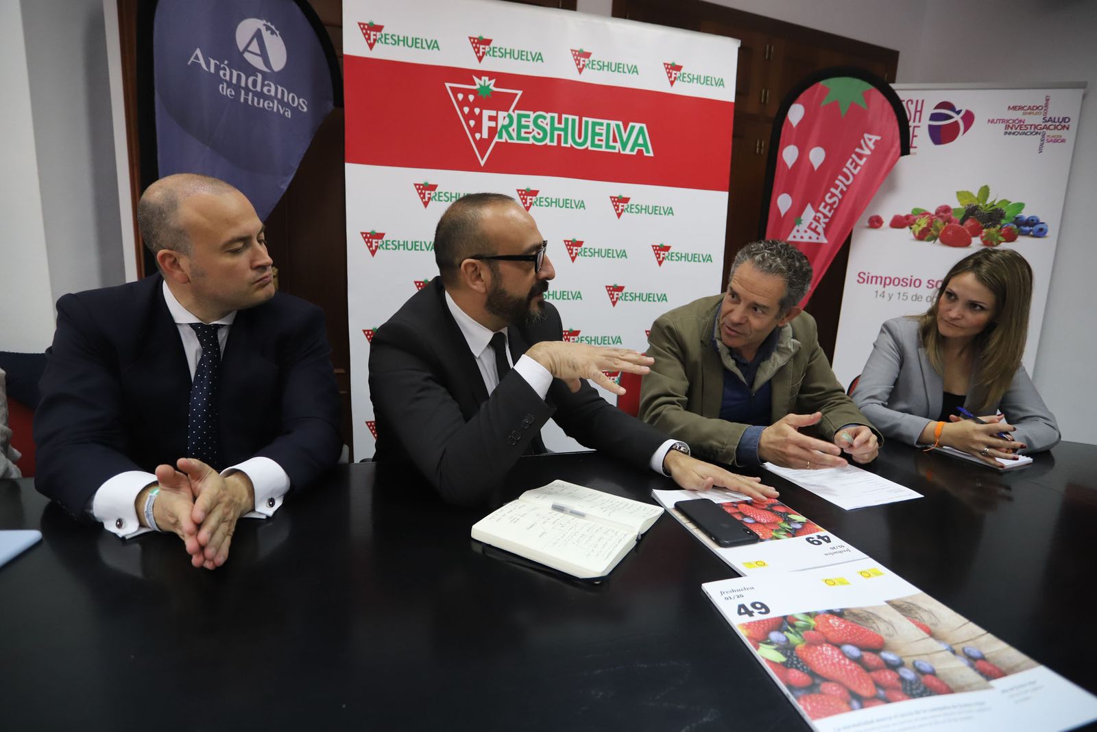 El eurodiputado de Ciudadanos, Jordi Cañas, se dirige al gerente de Freshuelva, Rafael Domínguez.