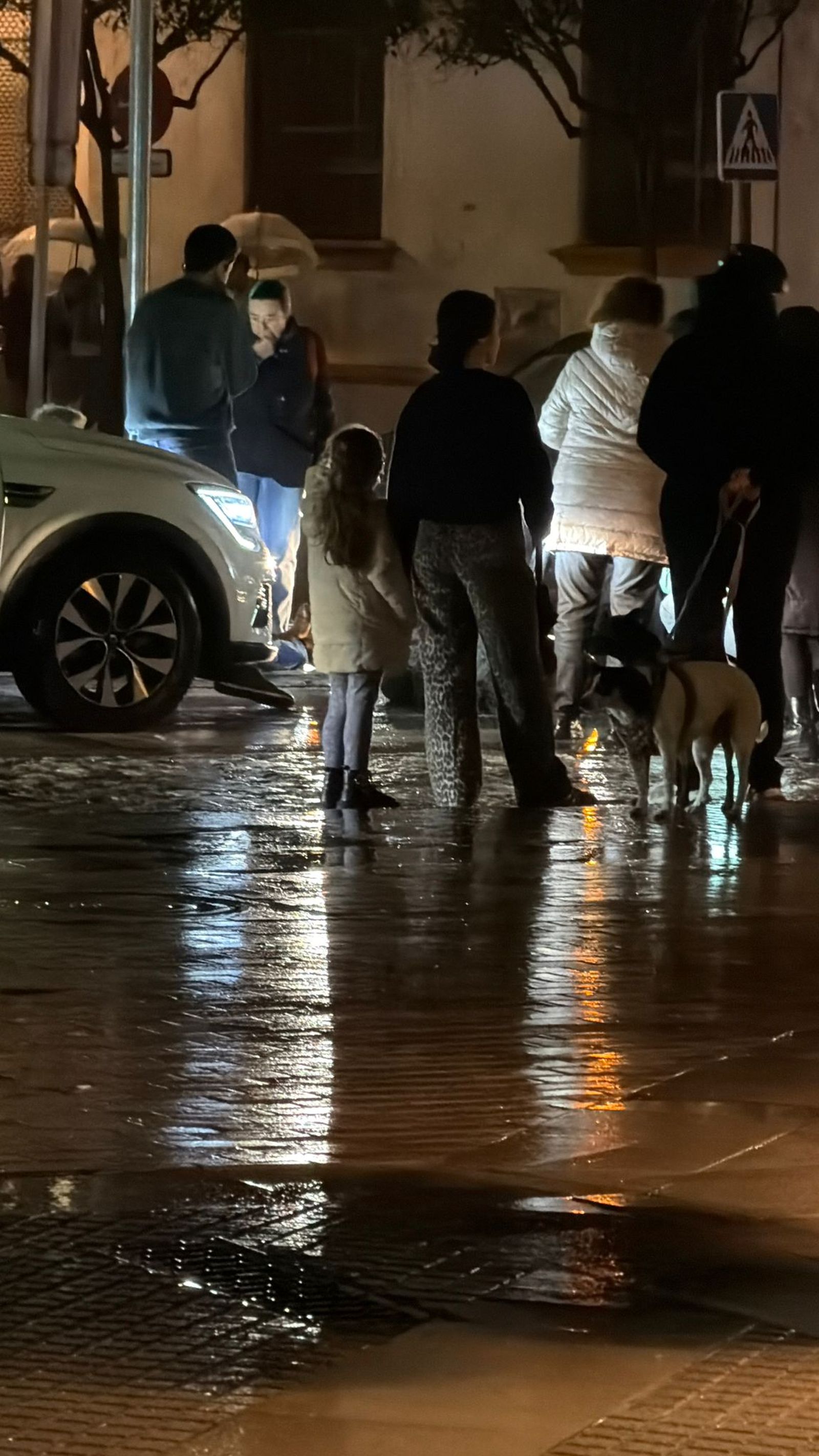 Varias personas en el lugar donde ocurrió el accidente.