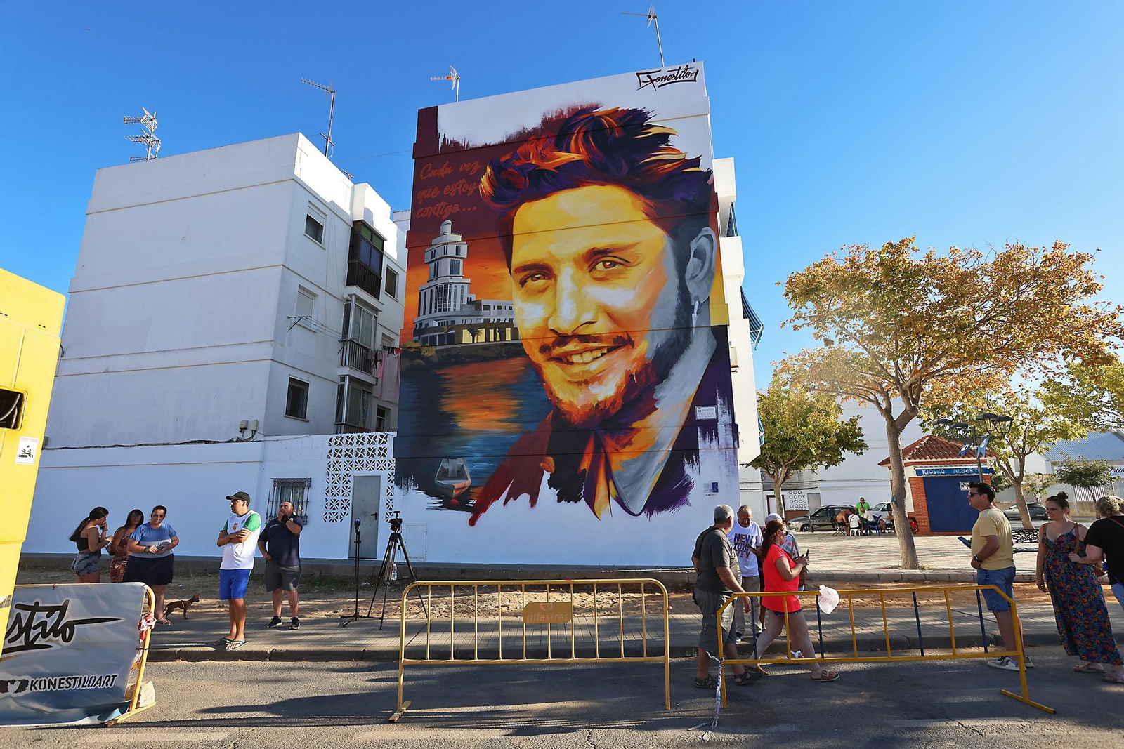 Imágenes de la inauguración del mural homenaje a Manuel Carrasco en Isla Cristina
