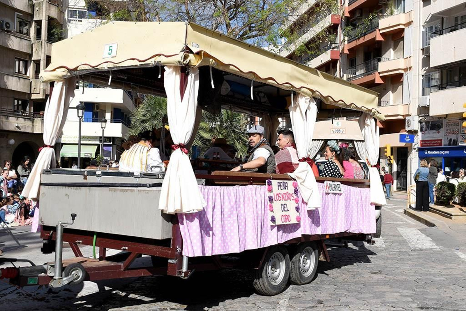 Las mejores imágenes de los peregrinos en la salida de Emigrantes