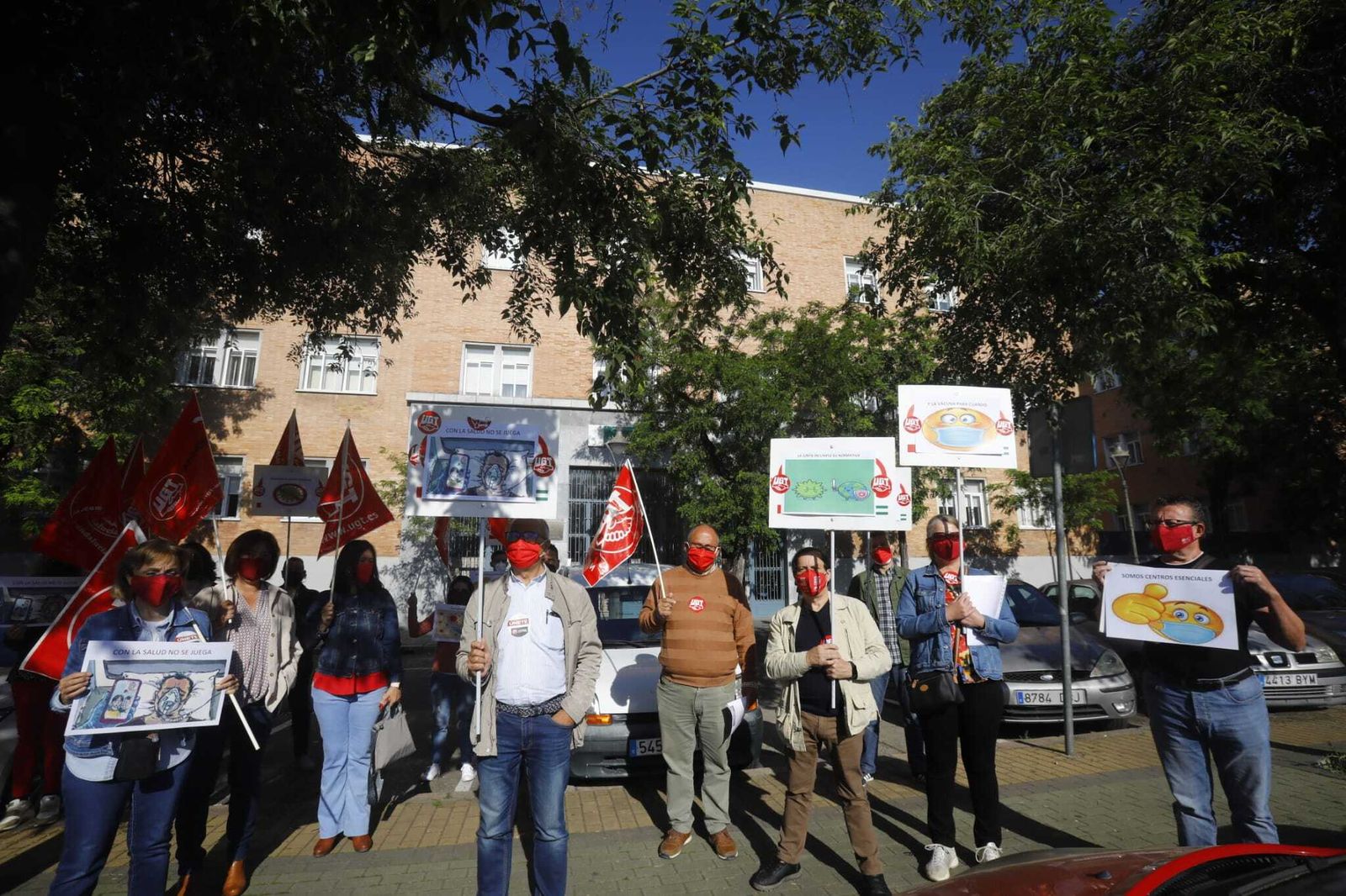 Concentración de educadores frente a la Delegación de Igualdad.