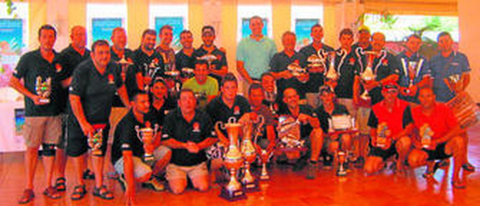 Los primeros clasificados en el Certamen posaron juntos con los trofeos obtenidos.