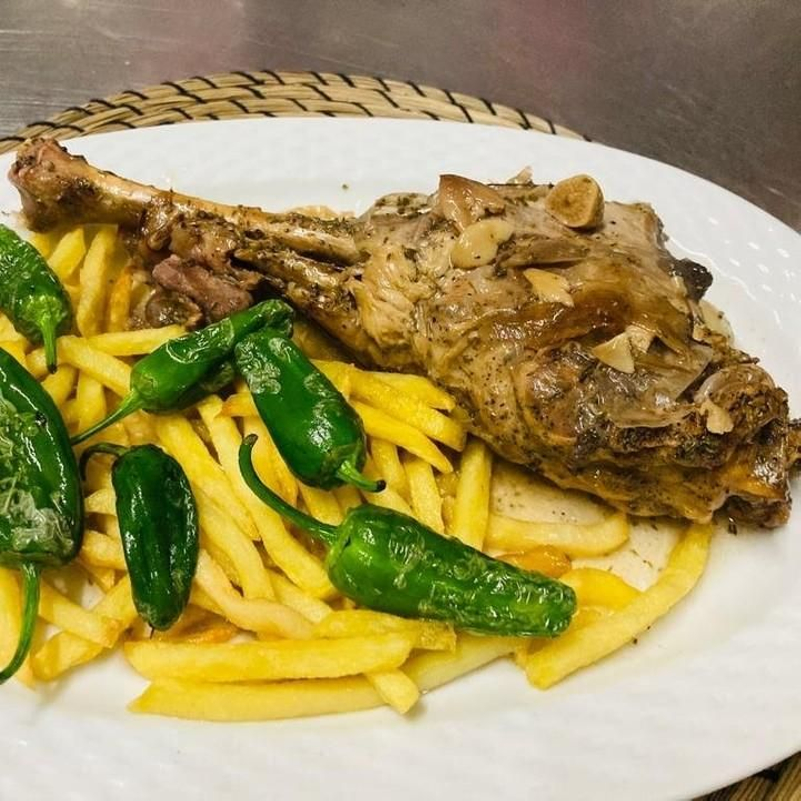 Una pata de cordero con su guarnición.