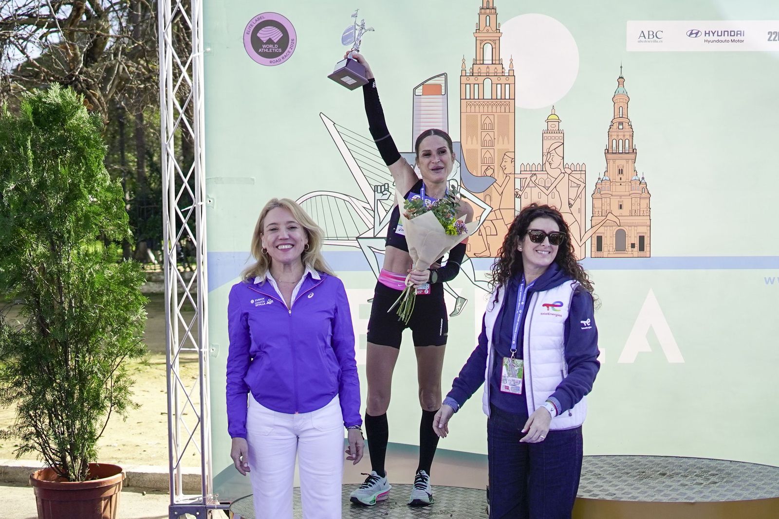 Así ha sido la entrega de premios del Zúrich Maraton de Sevilla 2026