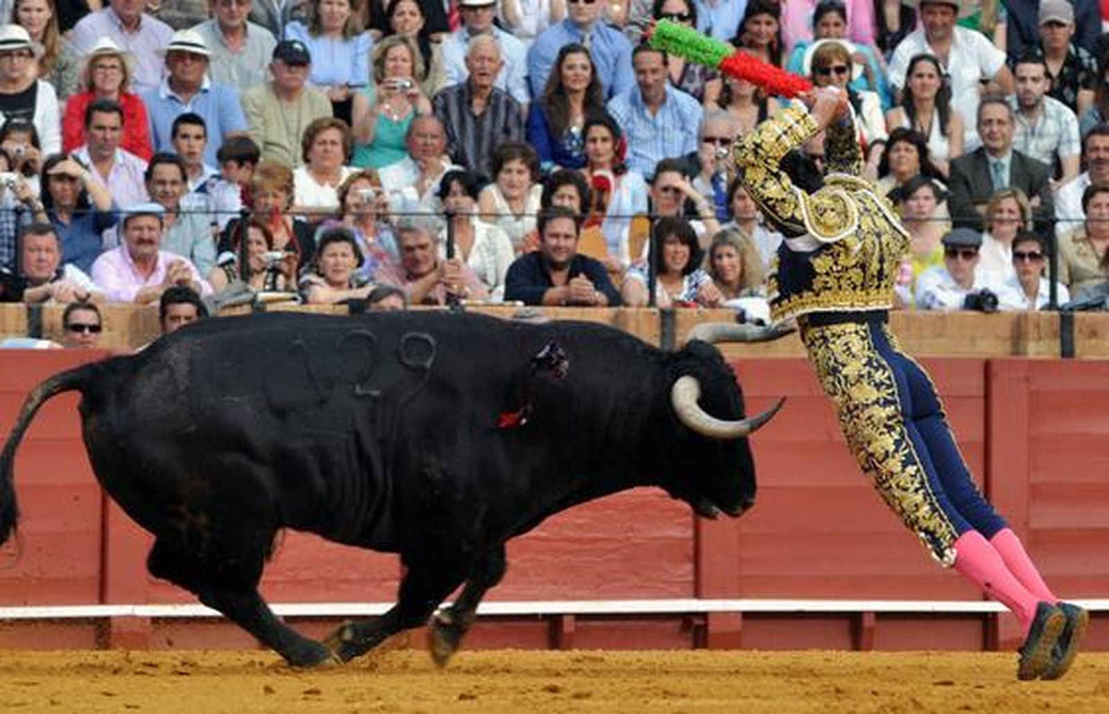El Fandi rozó el triunfo ante Manuel Díaz 'El Cordobés' y Francisco Rivera Ordóñez. Discreta corrida en la que se torearon astados de la ganadería de Torrestrella. 

Foto: Manuel Gómez