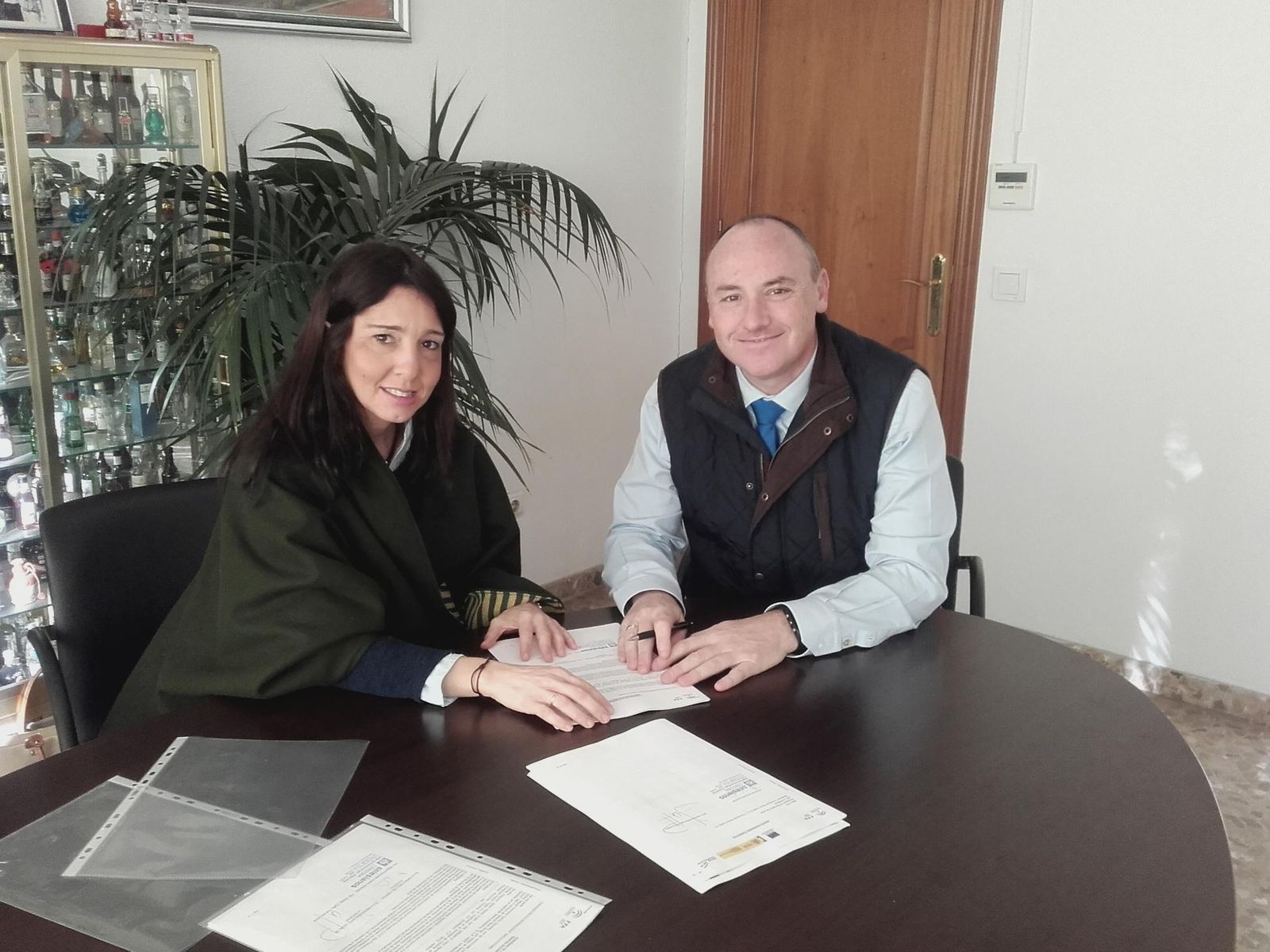 Soraya Vicente y Francisco Javier Piedra, durante la firma del acuerdo.
