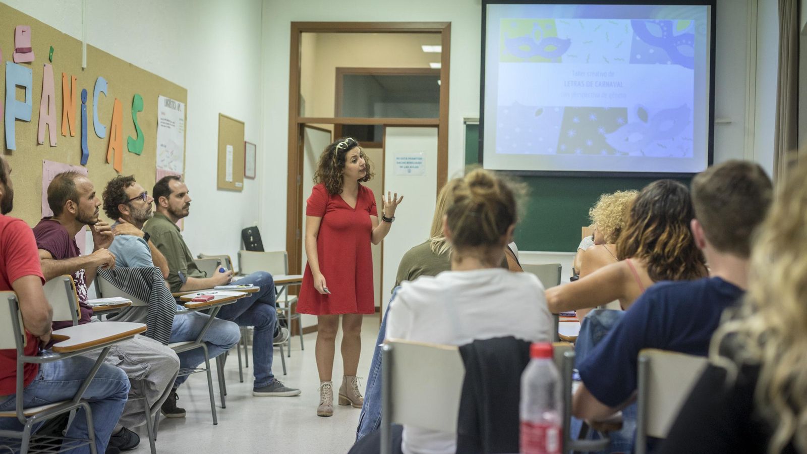 La formadora y carnavalera Susana Ginesta, durante el taller creativo de letras de Carnaval con perspectiva de género. La formadora y carnavalera Susana Ginesta, durante el taller creativo de letras de Carnaval con perspectiva de género.