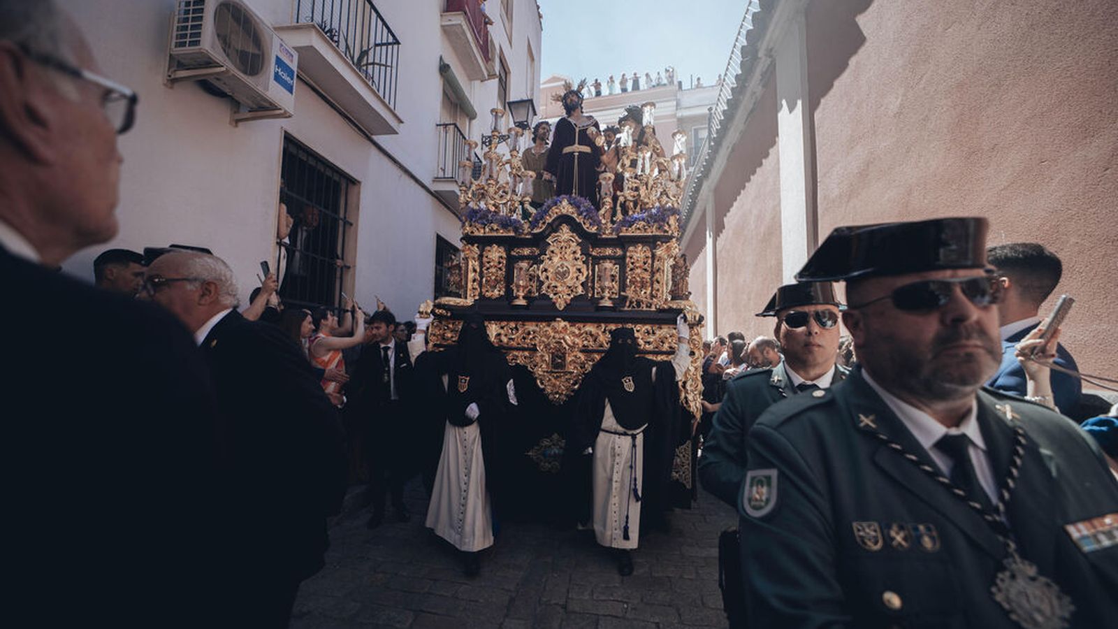 Rafael Rodríguez comandando el paso de Jesús Despojado