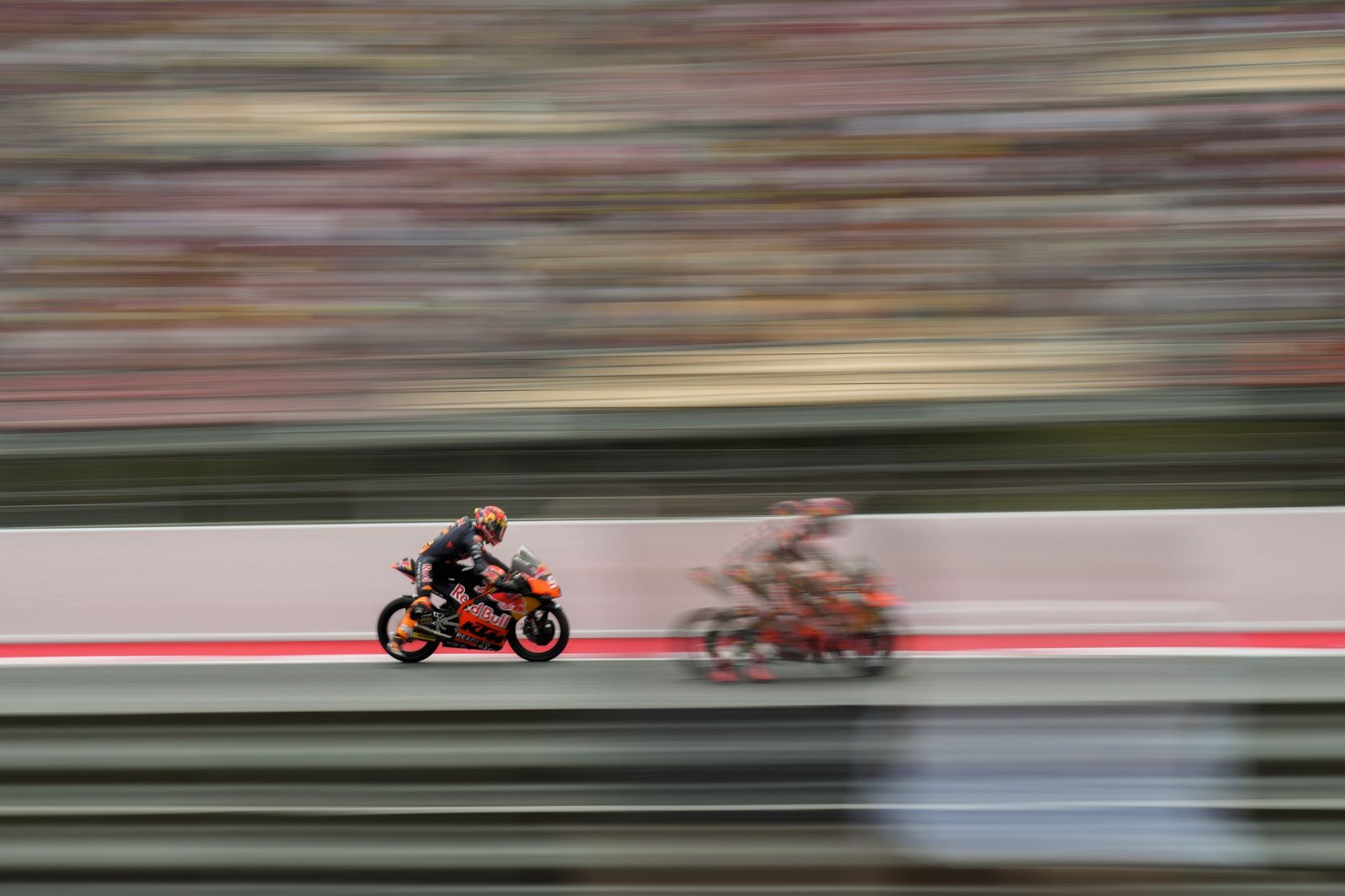 Las cariñosas fotos de Piqué, Clara Chía en el Mundial de Motos en Montmeló