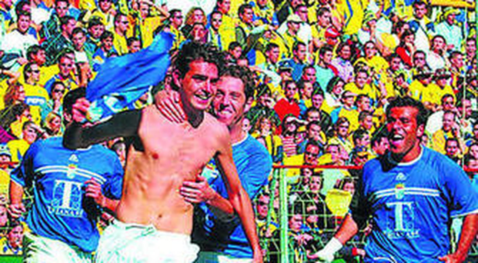 Dani Pendín, que celebra un gol en Carranza junto a Mikel Etxabe y Cachorro, es el primer fichaje del XDFC.