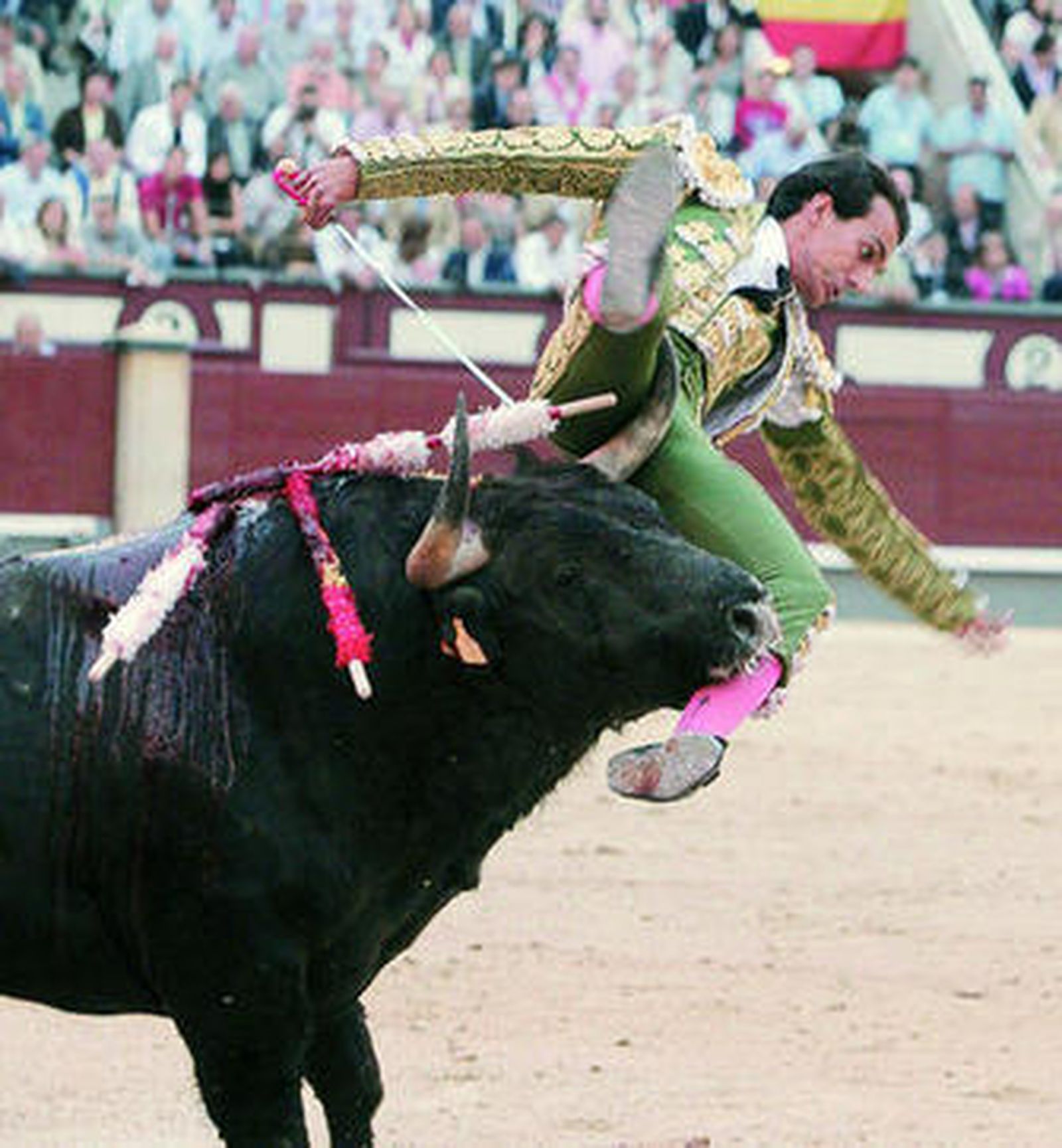 Un instante de la cogida de Leandro por el quinto toro, que llegó a inferirle una herida en el muslo izquierdo.