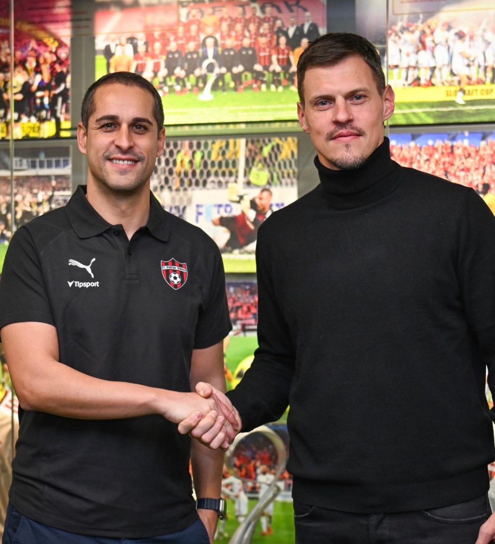 Antonio Muñoz, con Martin Skrtel en su presentación.