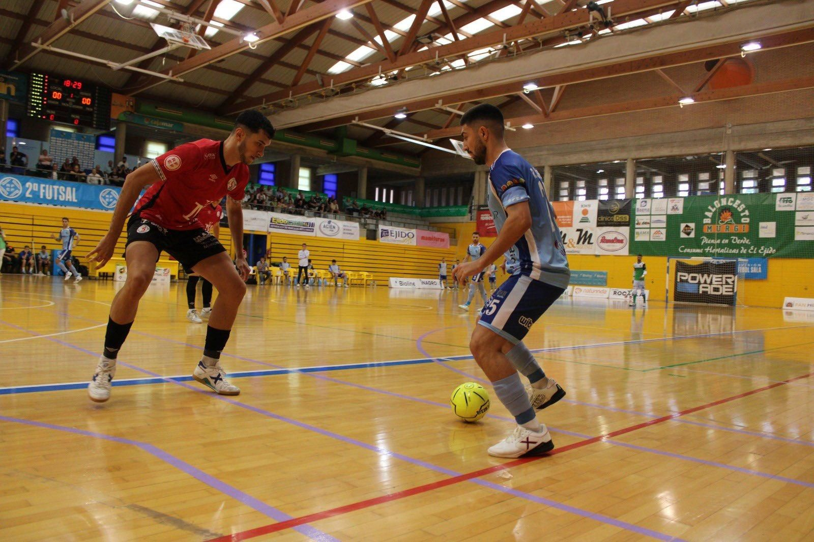 El celeste Rafalillo encara a un rival durante el último encuentro disputado en casa del conjunto ejidense.