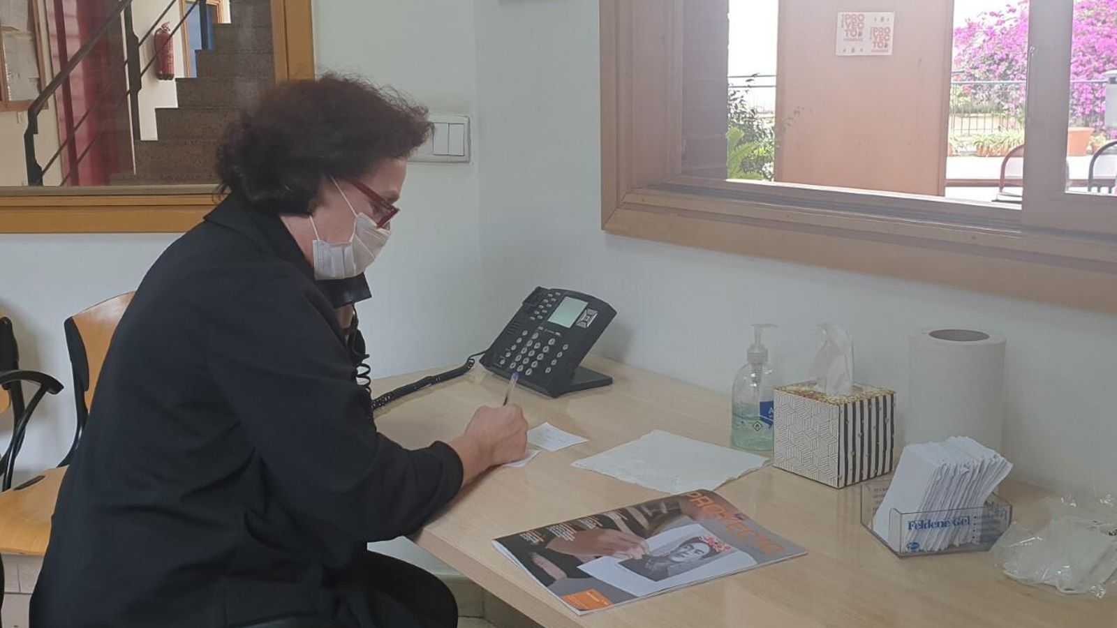 Una trabajadora de Proyecto Hombre atiende a un usuario por teléfono durante la pandemia.