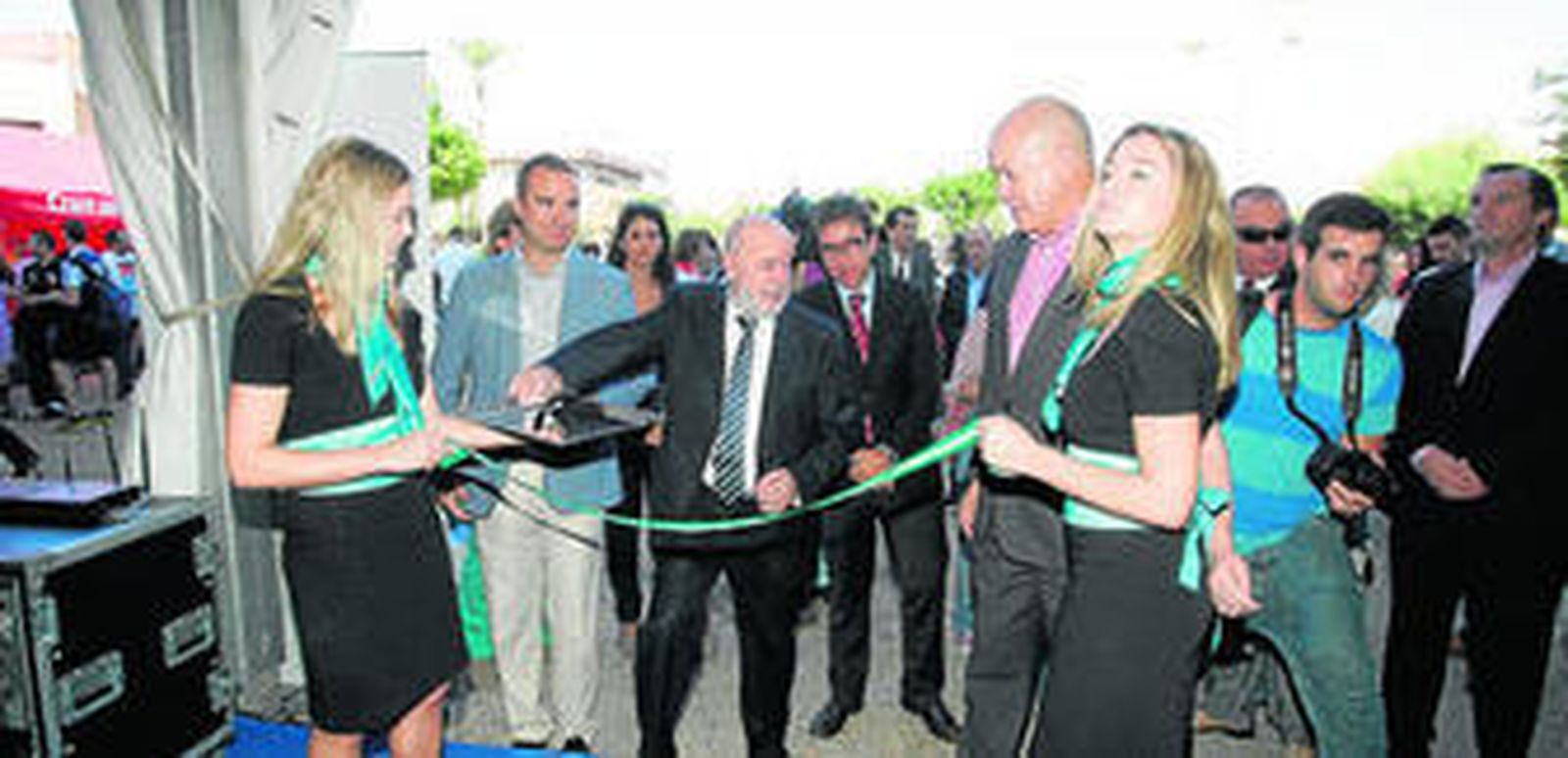 El rector Pedro Molina corta la cinta inaugural junto al director general de Políticas Activas de Empleo de la Junta de Andalucía, José Antonio Amate, y otras autoridades,