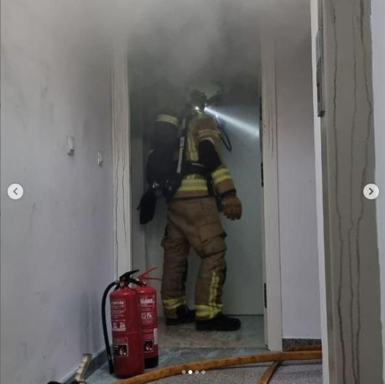 Un bombero acude a una vivienda incendiada | Imagen de archivo Un bombero acude a una vivienda incendiada | Imagen de archivo