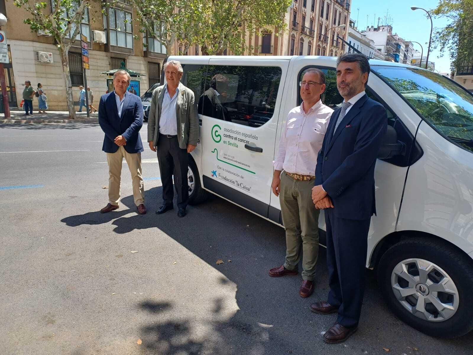 La AECC incorpora un nuevo vehículo adaptado para el transporte de los pacientes