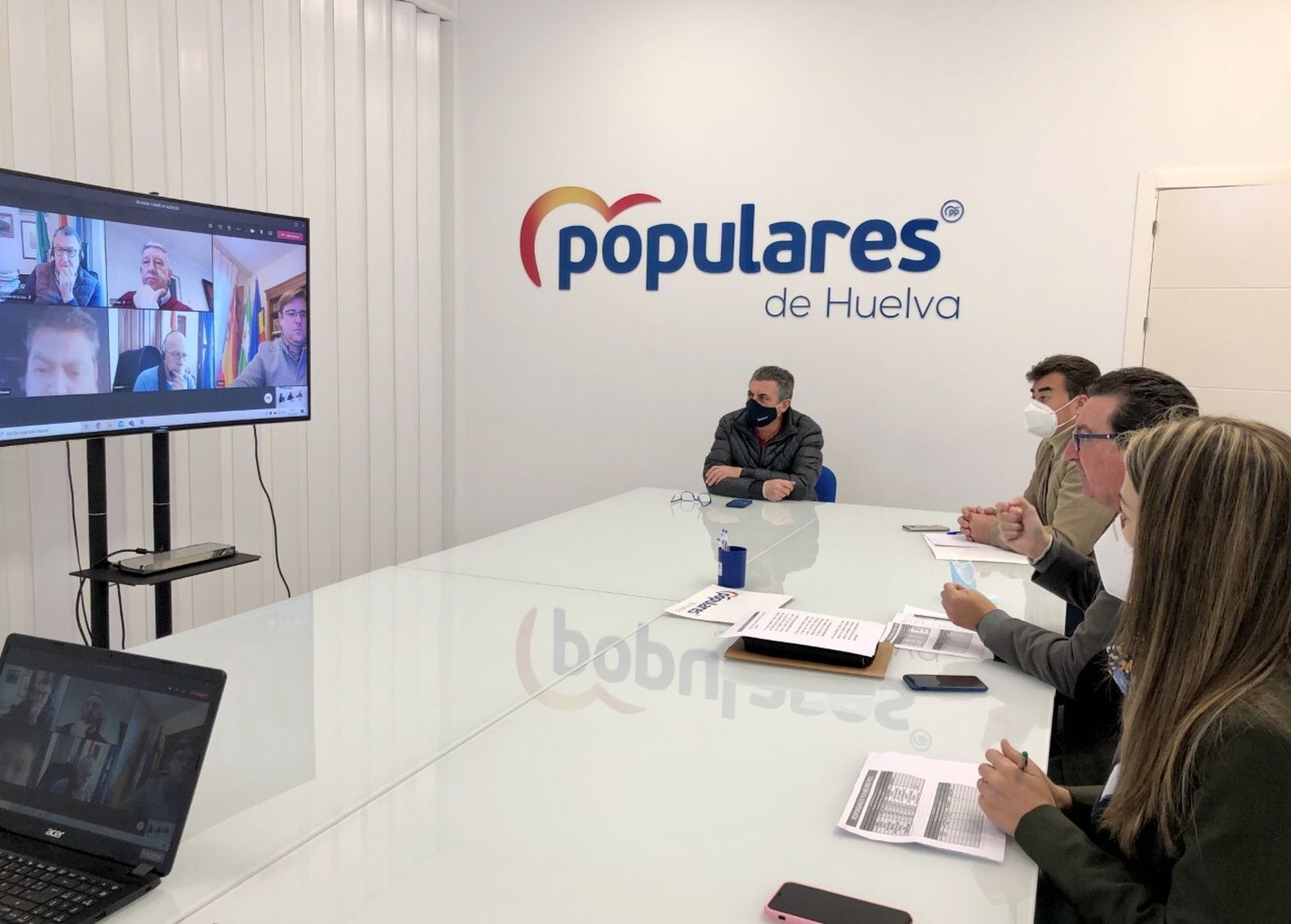 Un momento de la reunión mantenida por los dirigentes populares.