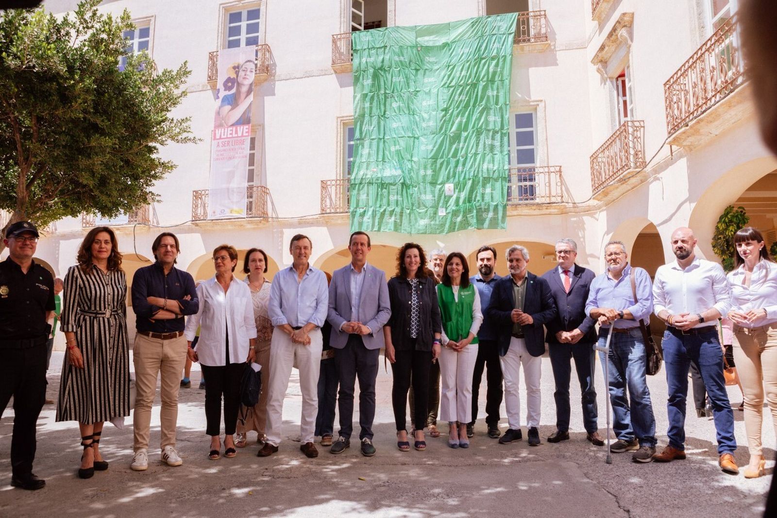 Almería refuerza su apoyo a la investigación contra el cáncer con una gran bandera