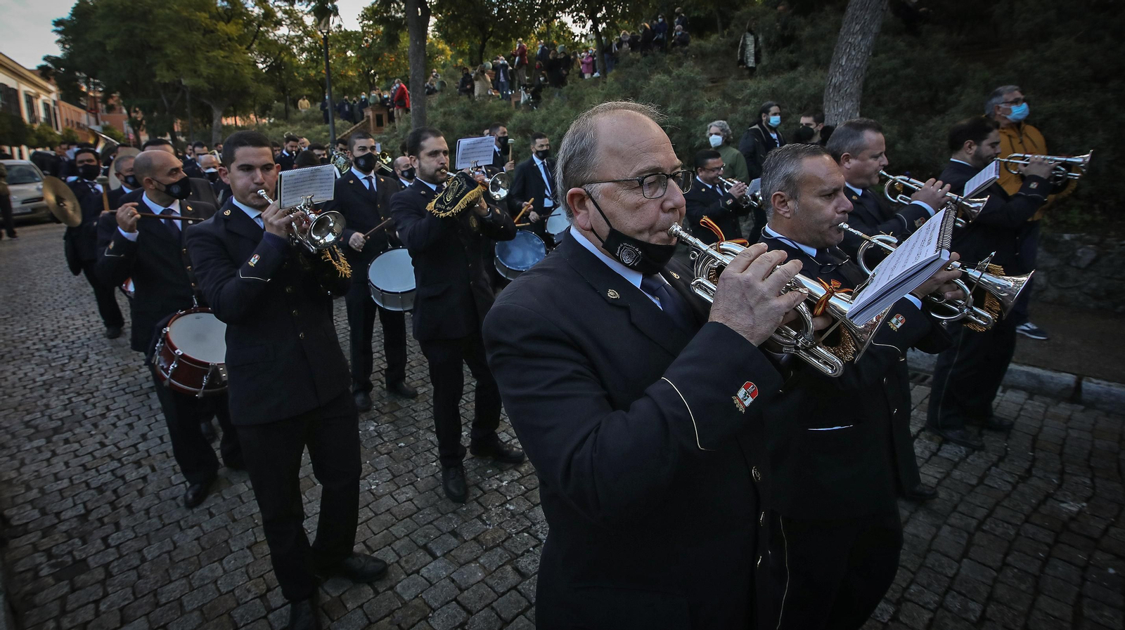 Gran ambiente cofrade en el traslado de la Virgen de la Esperanza a la Catedral