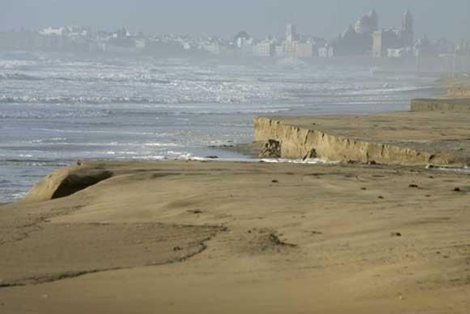 Los fuertes vientos y las mareas están afectando el perfil de la playa de la Victoria, que se está quedando prácticamente sin arena

Foto: Jesus Marin
